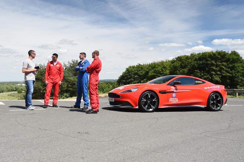 阿斯顿马丁碾压雷诺车队,塞恩斯刷新纪录 阿斯顿马丁碾压雷诺车队,塞恩斯刷新纪录