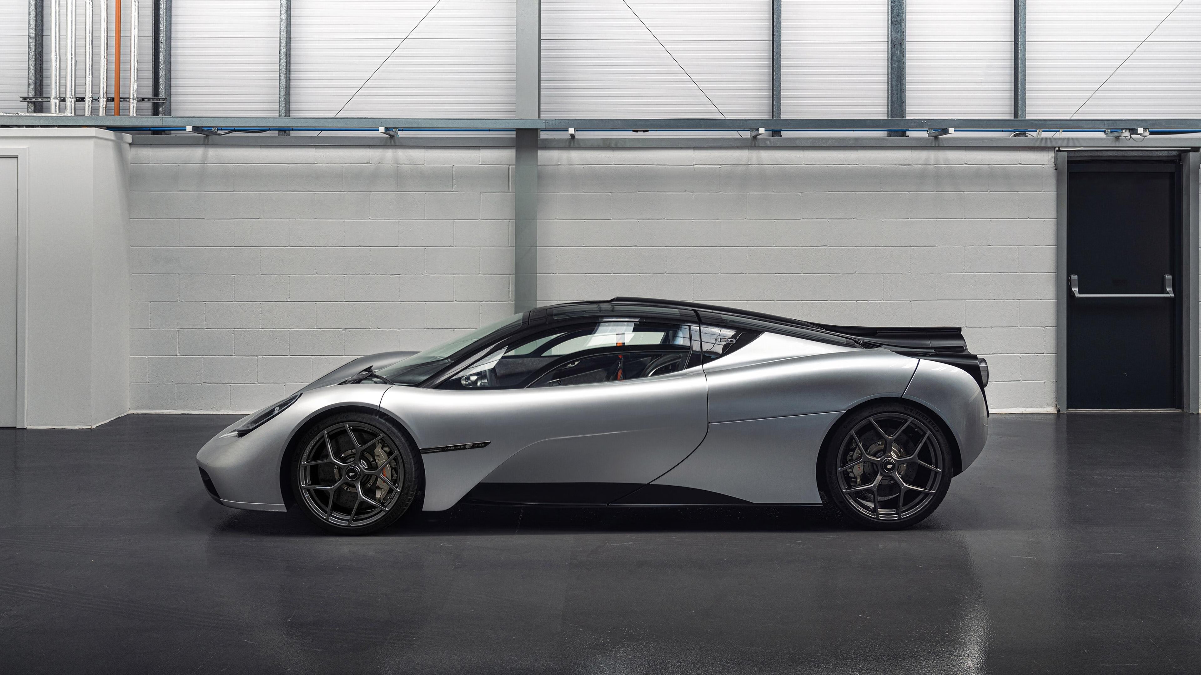 铁幕下的艺术,德里赫特如何用移动铁塔铸就毕尔巴鄂的钢铁防线